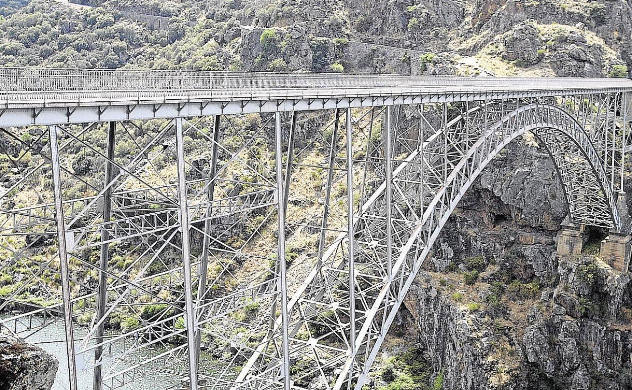 Puente Pino comunica las comarcas zamoranas de Aliste y Sayago.