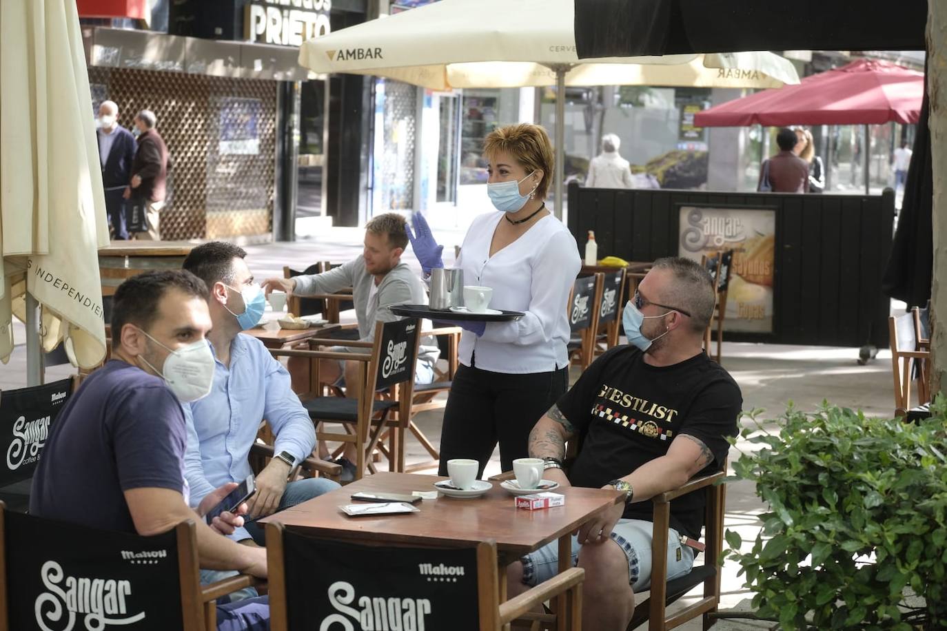 Una camarera atiende a varios clientes en una terraza del Paseo de Zorrilla. 