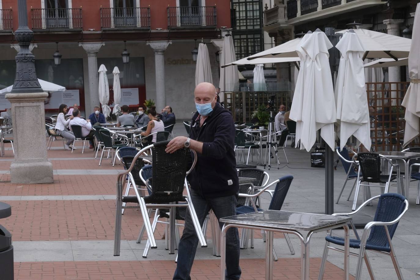 Colocando sillas en la terraza de la Plaza Mayor. 