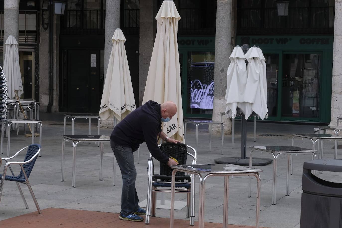 Colocando sillas en la terraza de la Plaza Mayor.