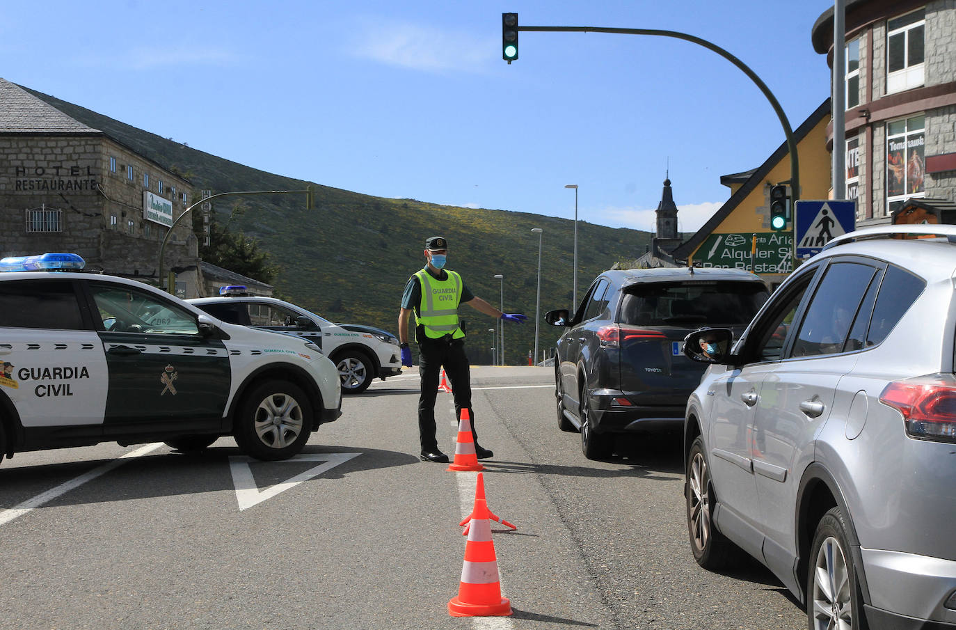 Control de la Guardia Civil en el puerto de Navacerrada 