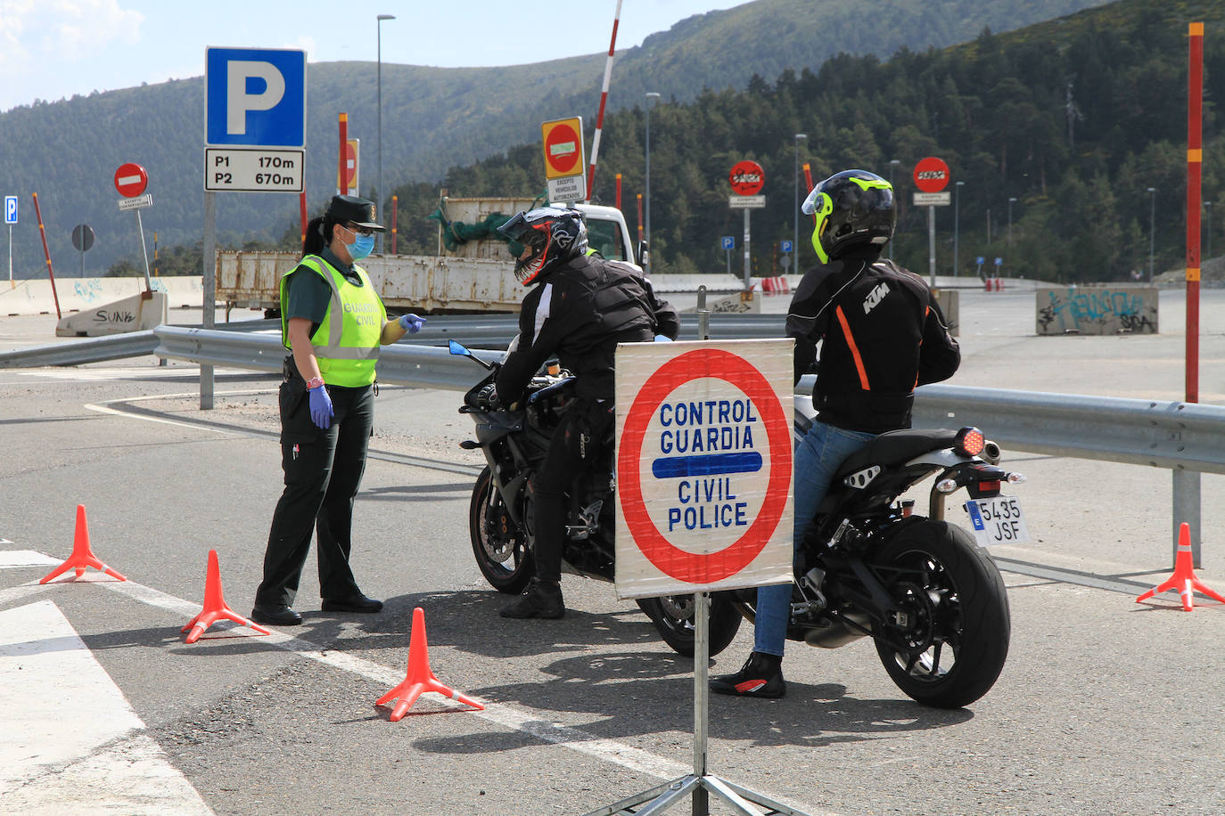 Control de la Guardia Civil en el puerto de Navacerrada 