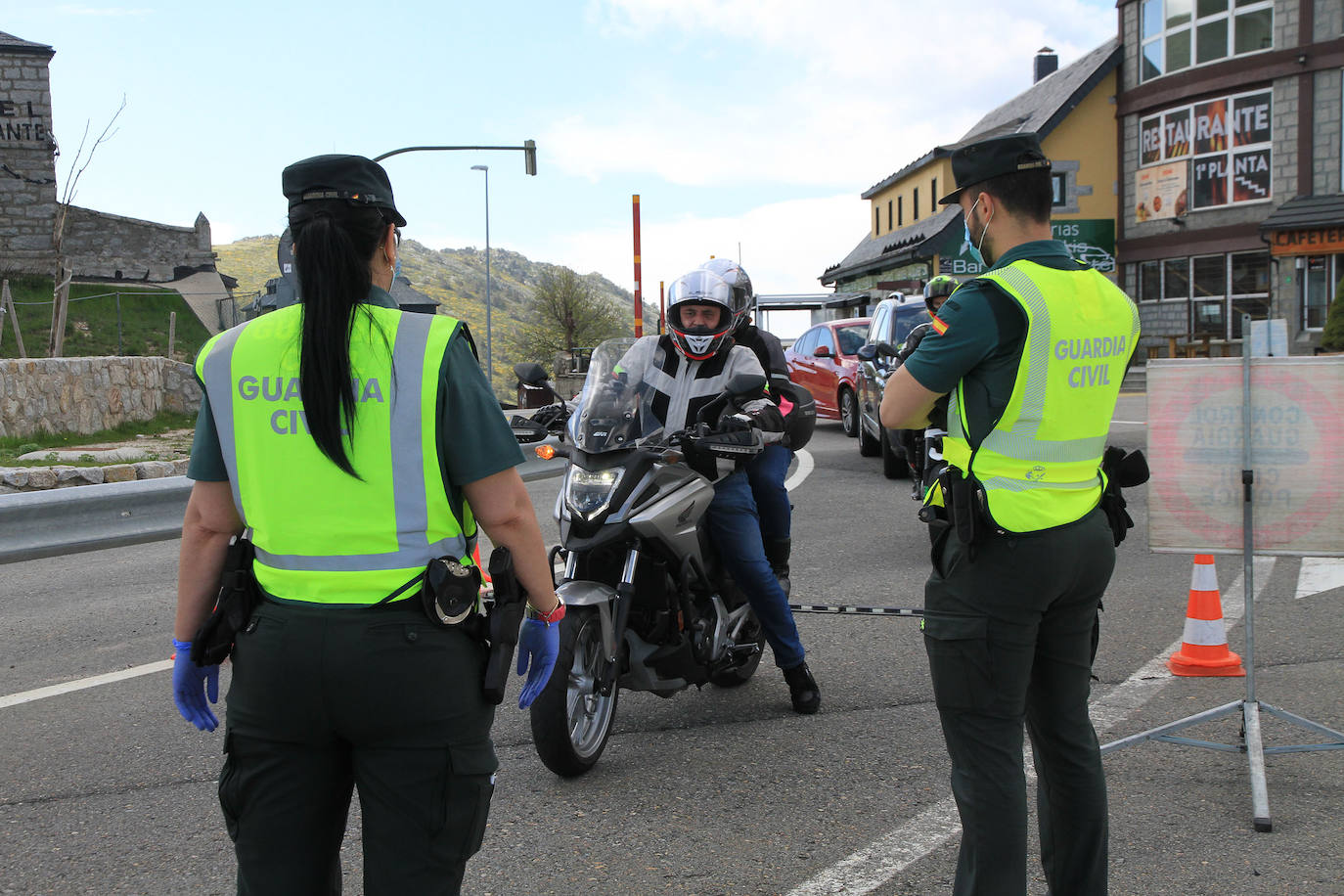 Control de la Guardia Civil en el puerto de Navacerrada 