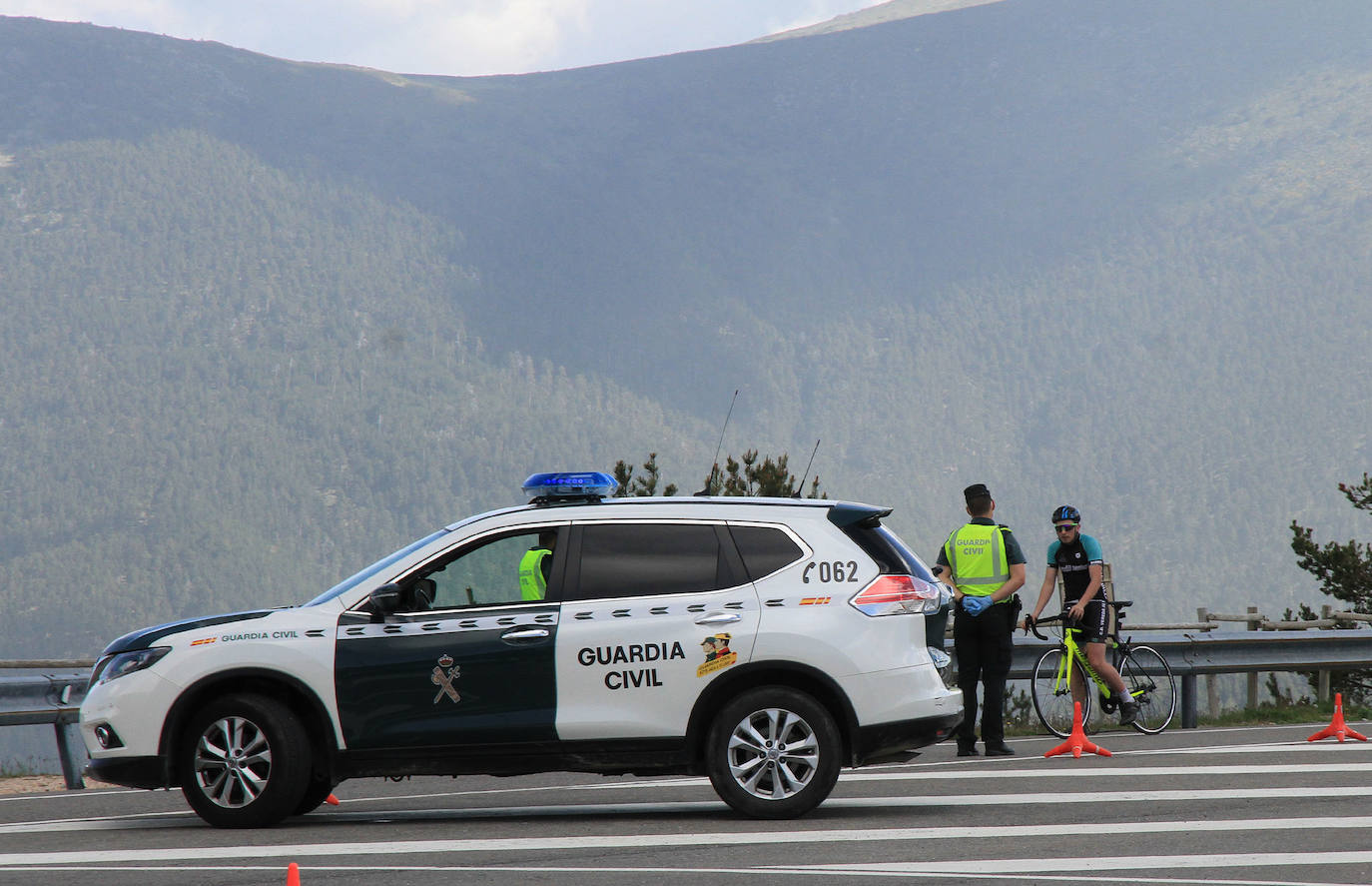 Control de la Guardia Civil en el puerto de Navacerrada 