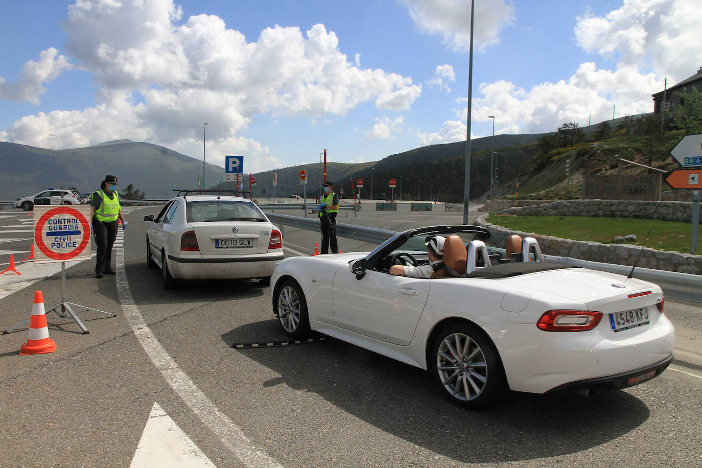 Control de la Guardia Civil en el puerto de Navacerrada 