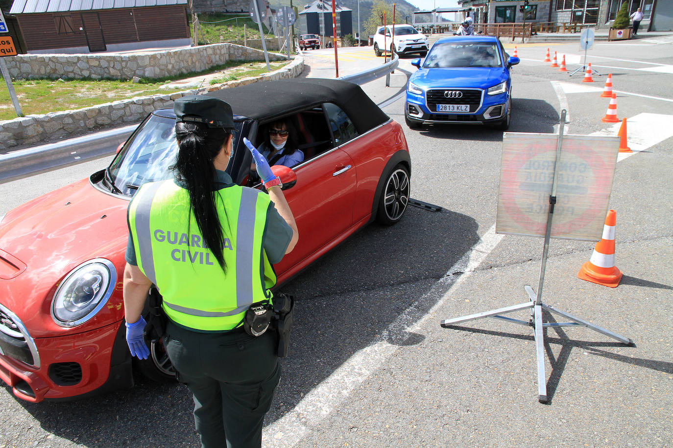 Control de la Guardia Civil en el puerto de Navacerrada 