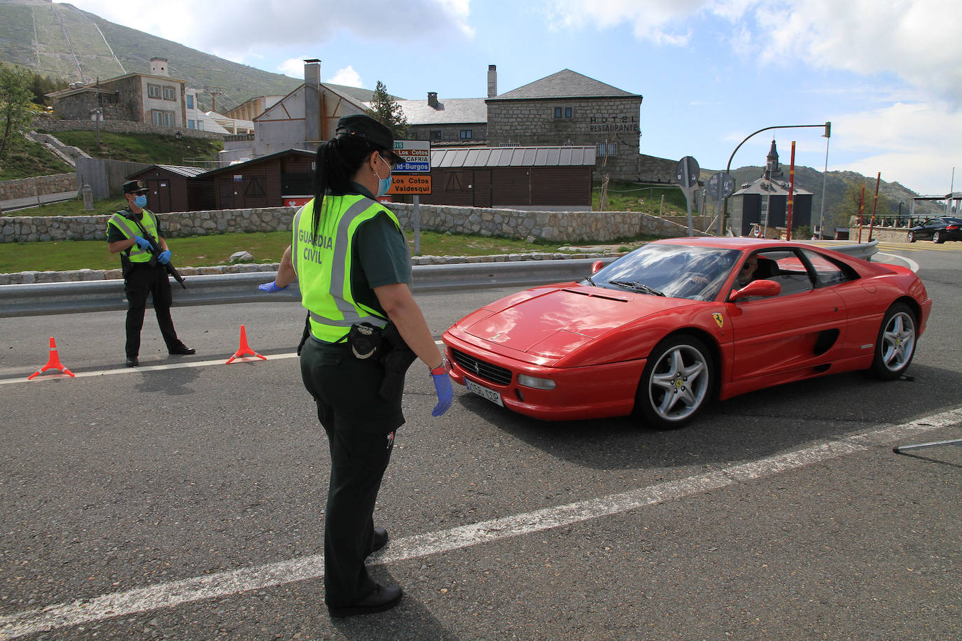 Control de la Guardia Civil en el puerto de Navacerrada 