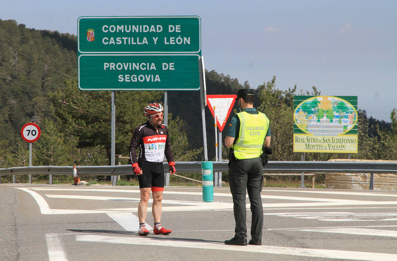 Control de la Guardia Civil en el puerto de Navacerrada 