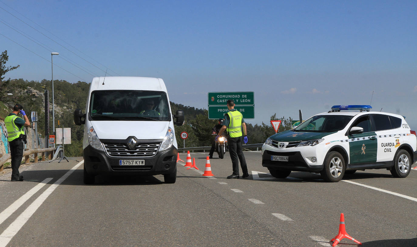 Control de la Guardia Civil en el puerto de Navacerrada 