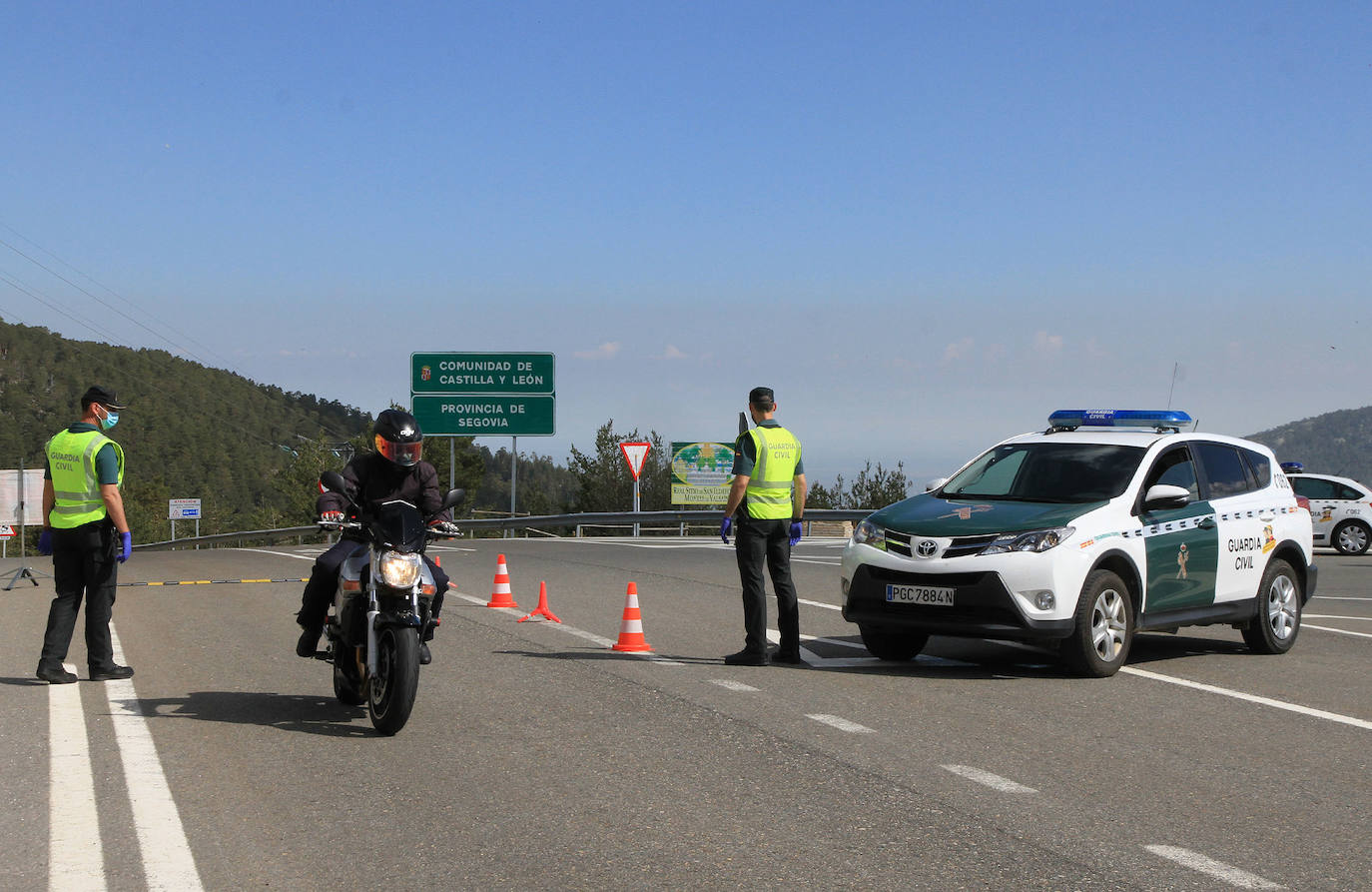 Control de la Guardia Civil en el puerto de Navacerrada 