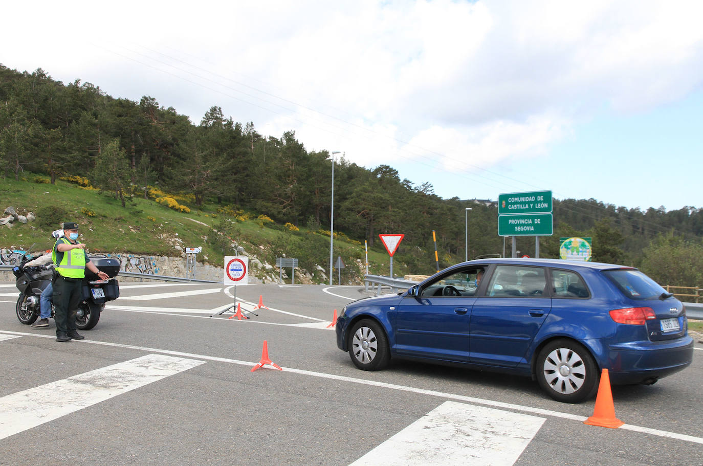 Control de la Guardia Civil en el puerto de Navacerrada 