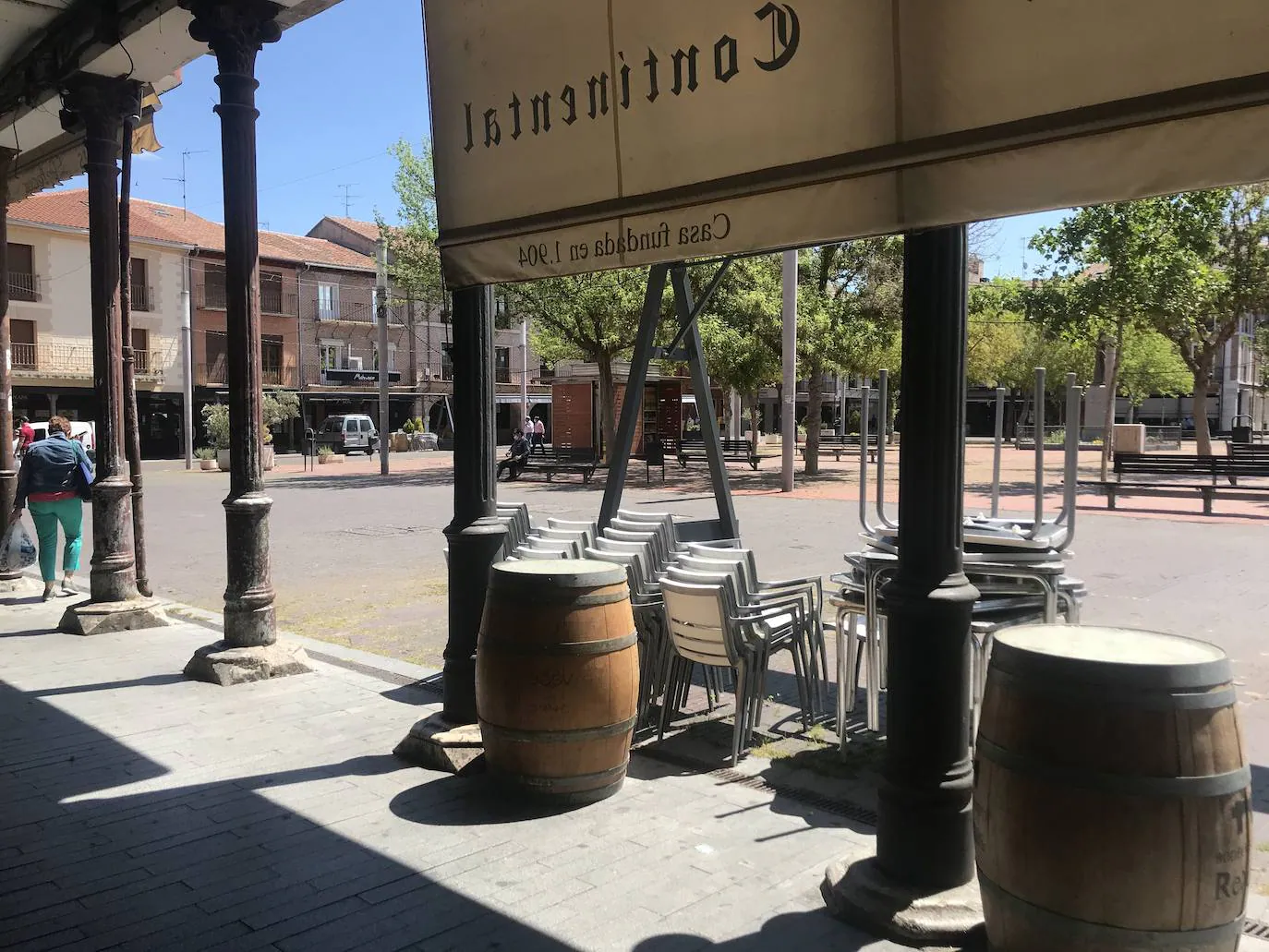 Restaurante Continental en la Plaza Mayor de Medina del Campo donde no han abierto las terrazas del municipio en el primer día de la fase 1 de la desescalada.