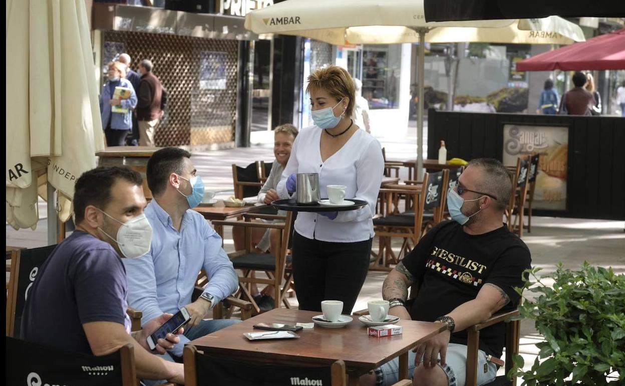 Clientes en una terraza del Paseo de Zorrilla.