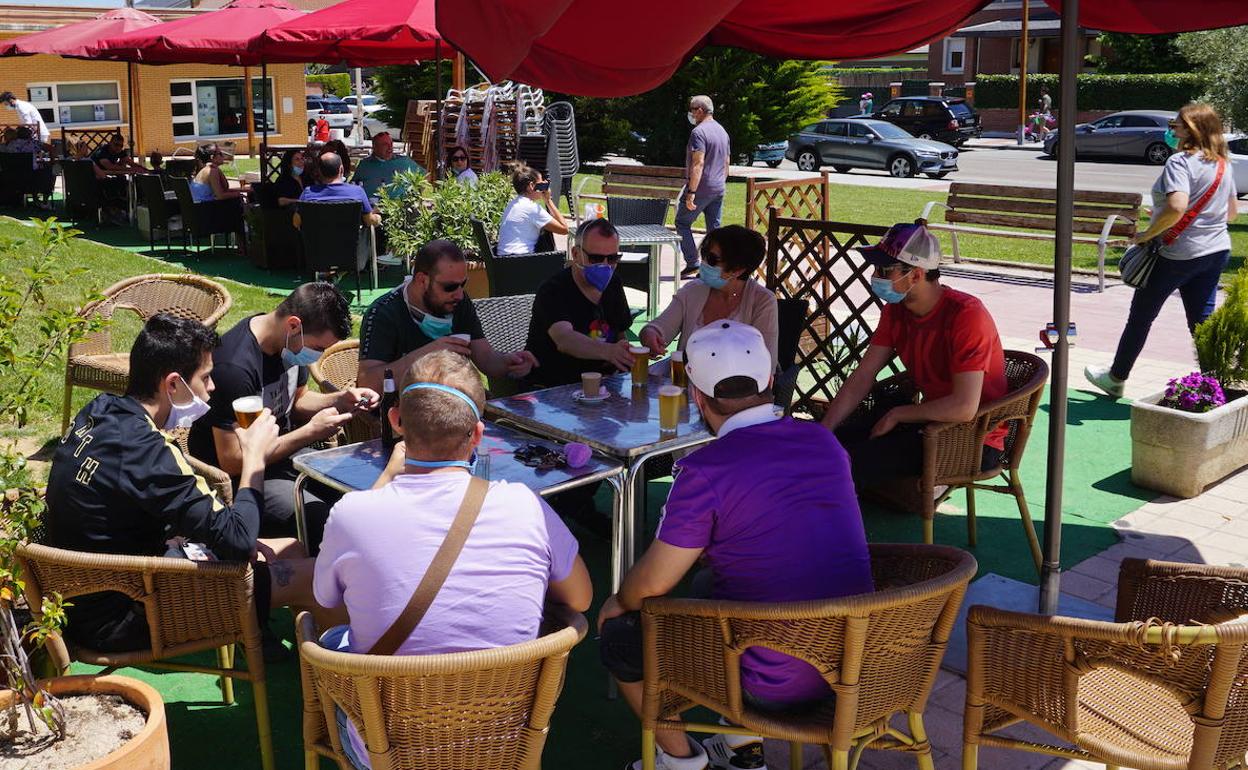 Terraza abarrotada de grupos en el primer día de la nueva fase 1 en Arroyo de la Encomienda. Jota de la Fuente