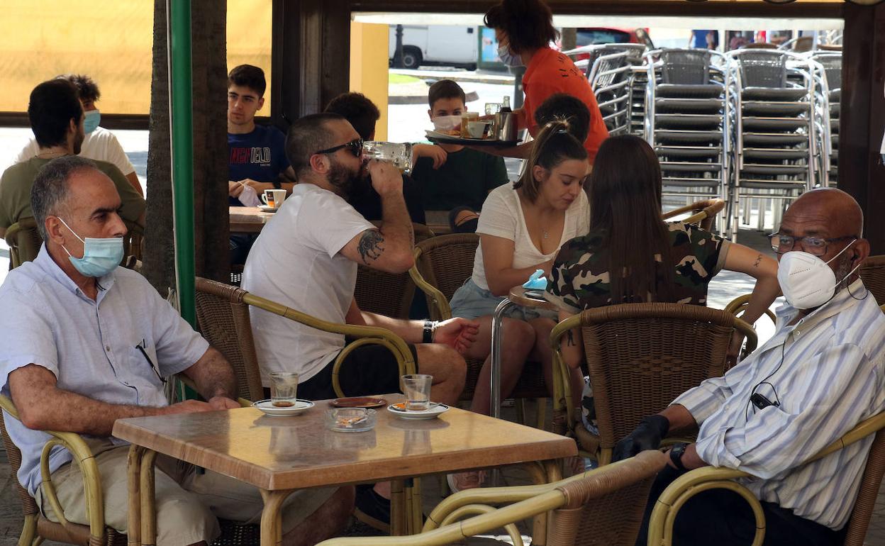 Un grupo de personas en una terraza.