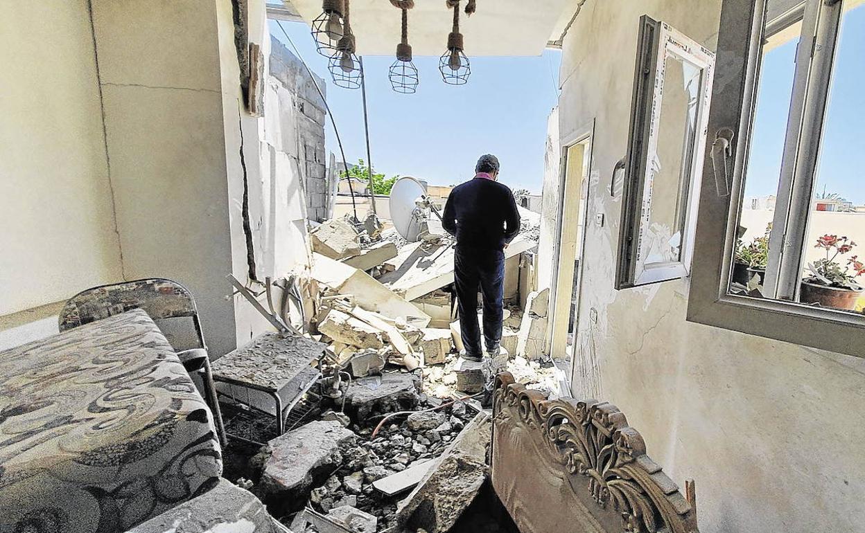 Un edificio en Trípoli destruido por un bombardeo.