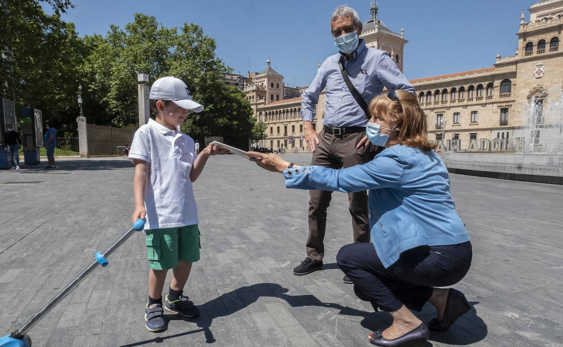 Montse Carrasco regala a su nieto Ignacio un cuento en presencia de José María Izquierdo durante su reencuentro en el primer día de la fase 1