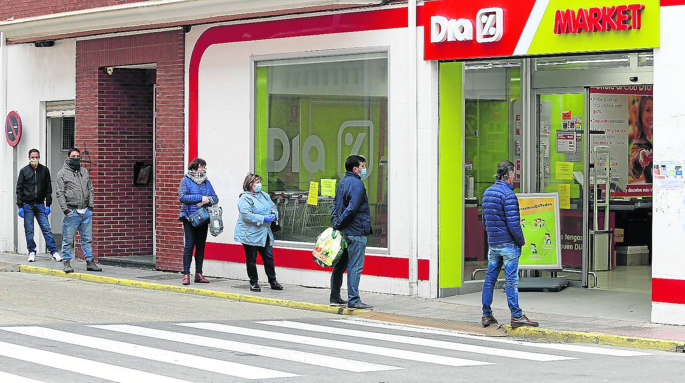 Varios vecinos de Saldaña esperan a la puerta para entrar en un supermercado a finales de abril.