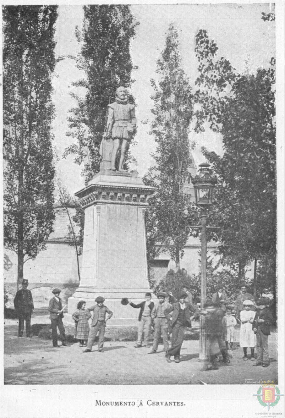 Se inauguró el 29 de septiembre de 1877 en un acto sencillo celebrado en la Casa del escritor | En 1882, las obras emprendidas en la nueva calle de Miguel Íscar dejaron empotrado el monumento, por lo que el Consistorio decidió trasladarlo hasta la Plazuela de Santa María, su ubicación actual, lo que no se verificaría hasta abril de 1889