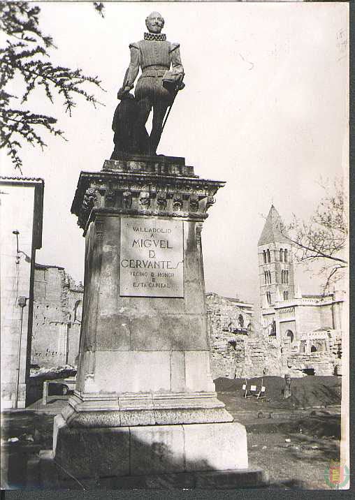 Se inauguró el 29 de septiembre de 1877 en un acto sencillo celebrado en la Casa del escritor | En 1882, las obras emprendidas en la nueva calle de Miguel Íscar dejaron empotrado el monumento, por lo que el Consistorio decidió trasladarlo hasta la Plazuela de Santa María, su ubicación actual, lo que no se verificaría hasta abril de 1889