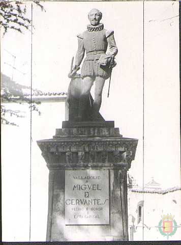 Se inauguró el 29 de septiembre de 1877 en un acto sencillo celebrado en la Casa del escritor | En 1882, las obras emprendidas en la nueva calle de Miguel Íscar dejaron empotrado el monumento, por lo que el Consistorio decidió trasladarlo hasta la Plazuela de Santa María, su ubicación actual, lo que no se verificaría hasta abril de 1889