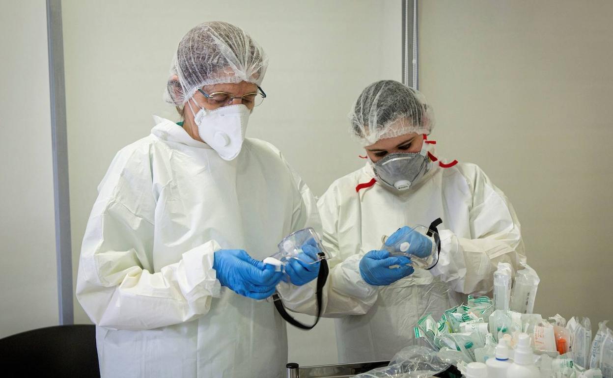 Dos sanitarios trabajan en un hospital.