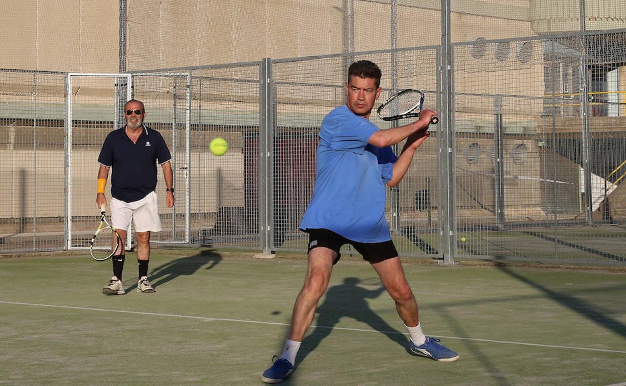 Una pareja disputa ayer un partido de dobles de tenis en Eras de Santa Marina.