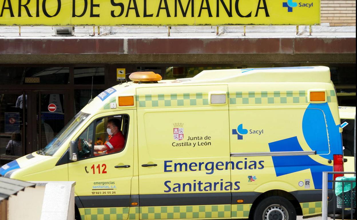 Una ambulancia en la puerta del hospital de Salamanca. 