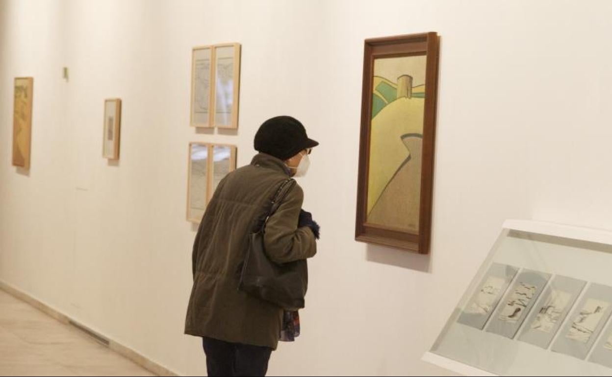 Una visitante observa un cuadro de Cuadrado Lomas, en el Patio Herreriano. 