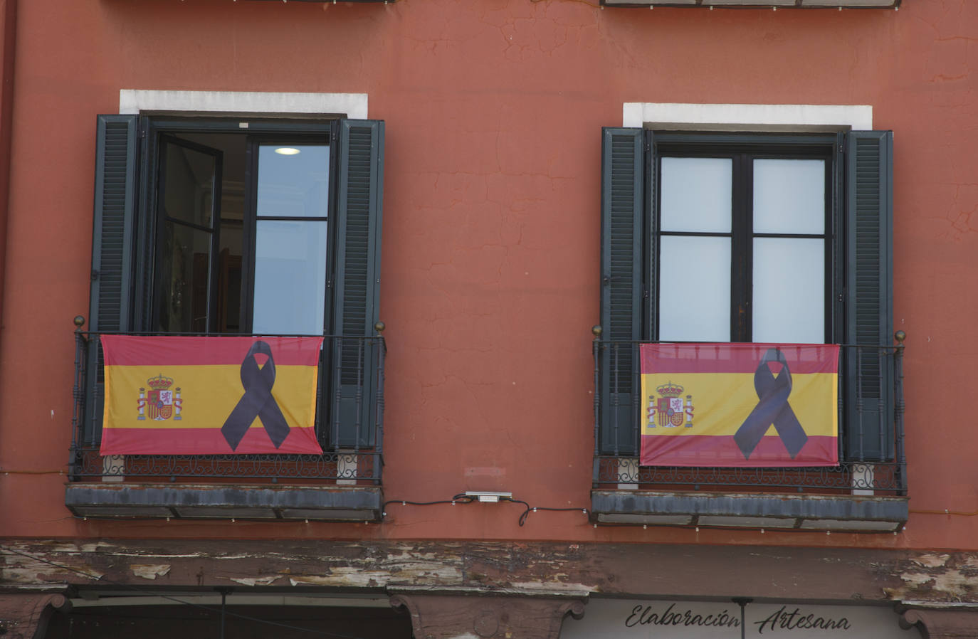 Los vallisoletanos han homenajeado hoy a las víctimas del coronavirus colocando en balcones y ventanas banderas de España y de Castilla y León con crespones negros. 