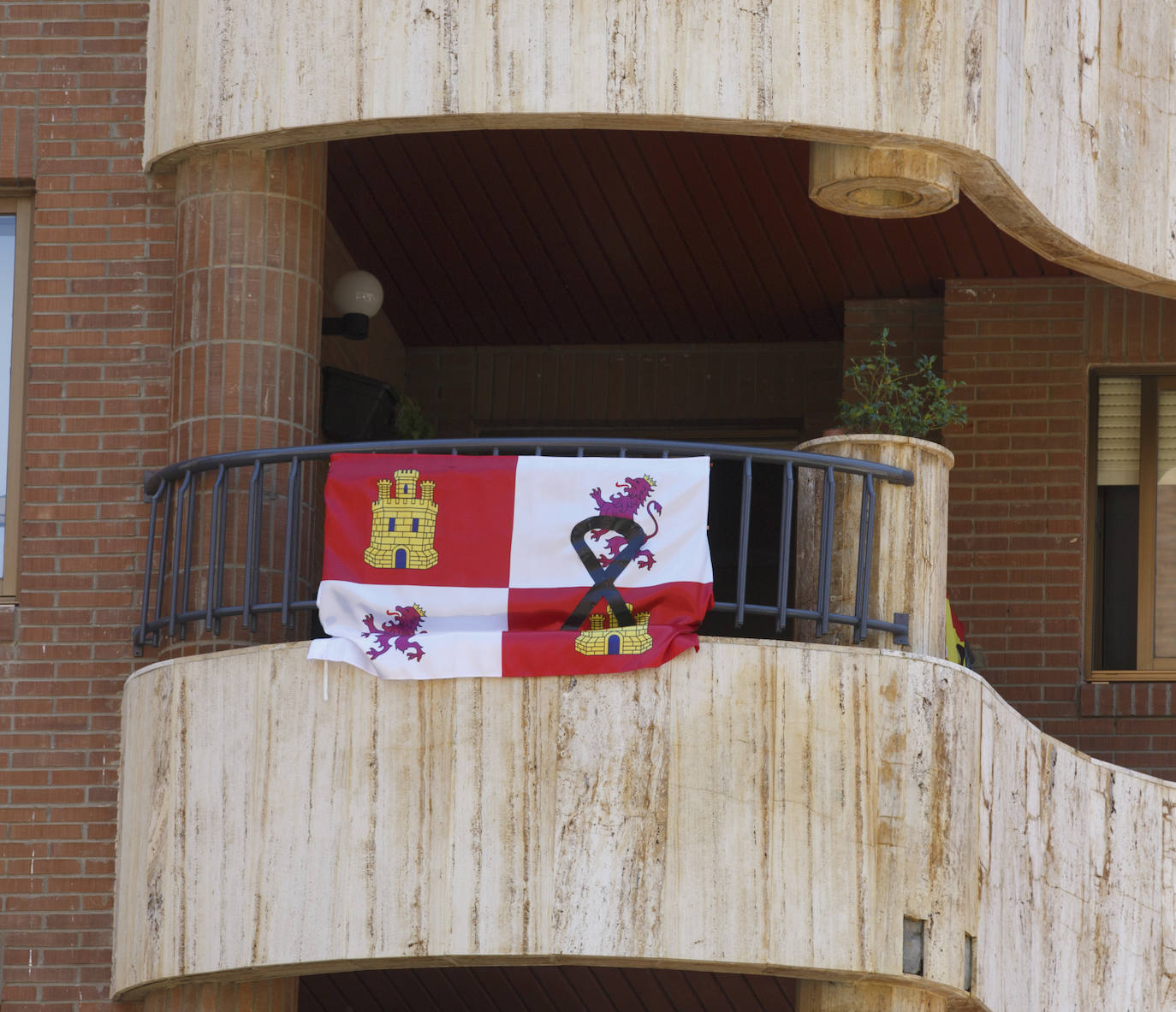 Los vallisoletanos han homenajeado hoy a las víctimas del coronavirus colocando en balcones y ventanas banderas de España y de Castilla y León con crespones negros. 