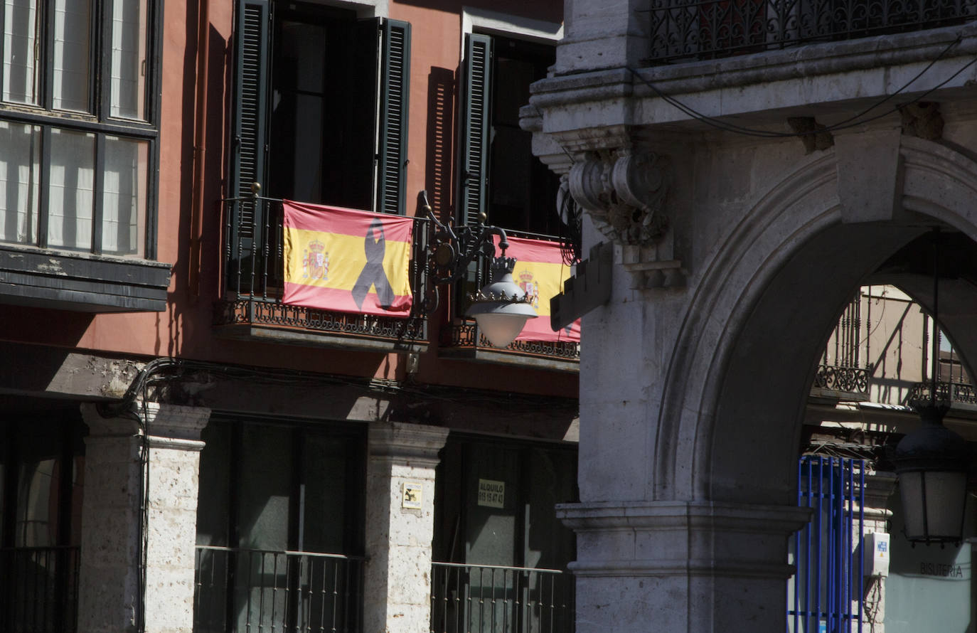 Los vallisoletanos han homenajeado hoy a las víctimas del coronavirus colocando en balcones y ventanas banderas de España y de Castilla y León con crespones negros. 