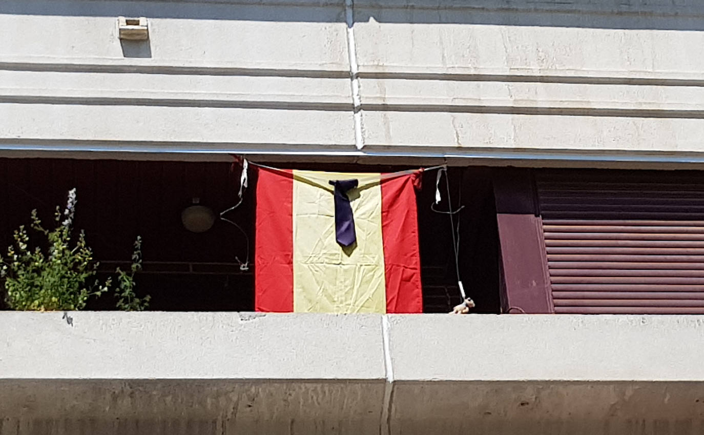 Los vallisoletanos han homenajeado hoy a las víctimas del coronavirus colocando en balcones y ventanas banderas de España y de Castilla y León con crespones negros. 