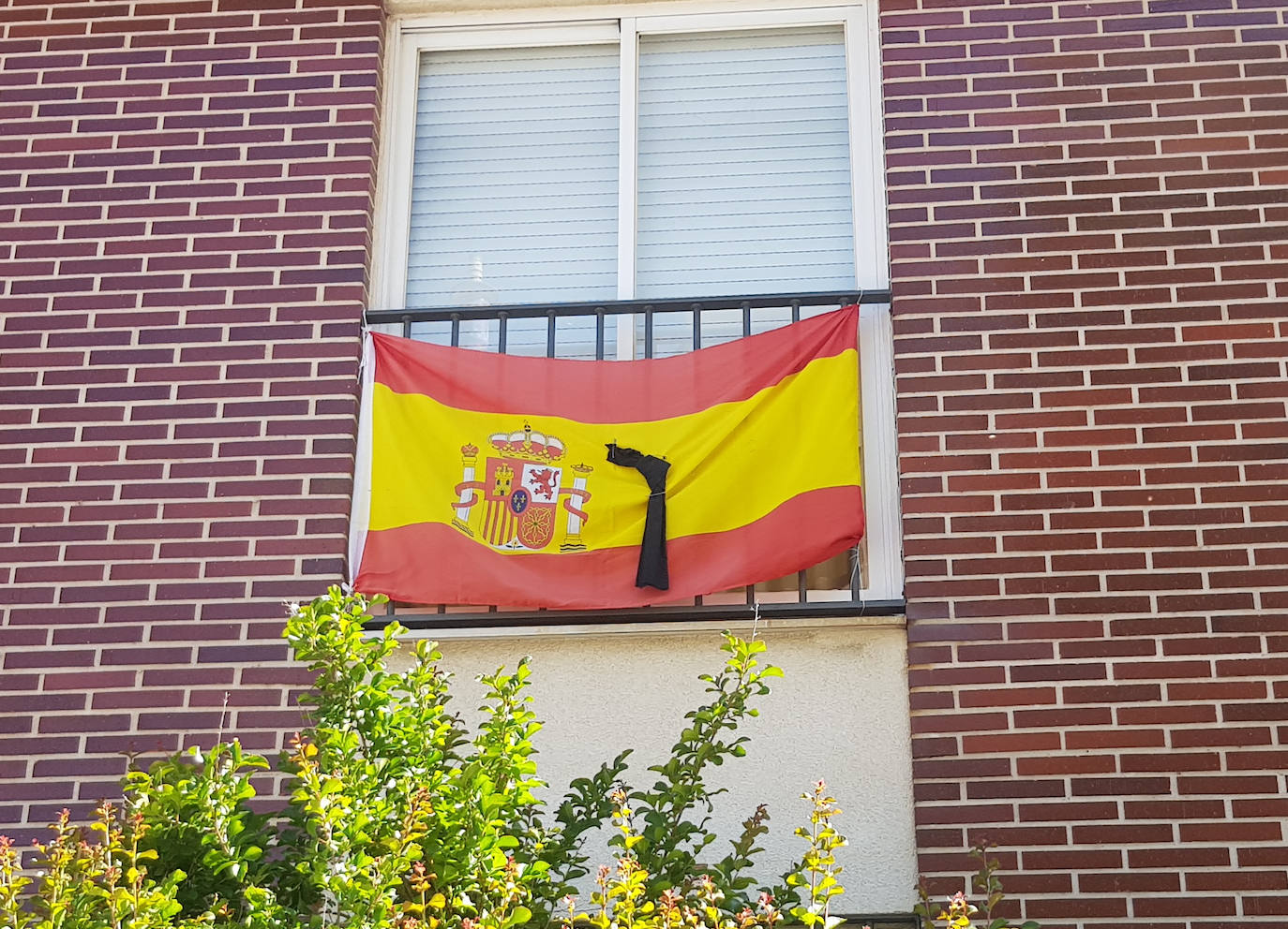 Los vallisoletanos han homenajeado hoy a las víctimas del coronavirus colocando en balcones y ventanas banderas de España y de Castilla y León con crespones negros. 