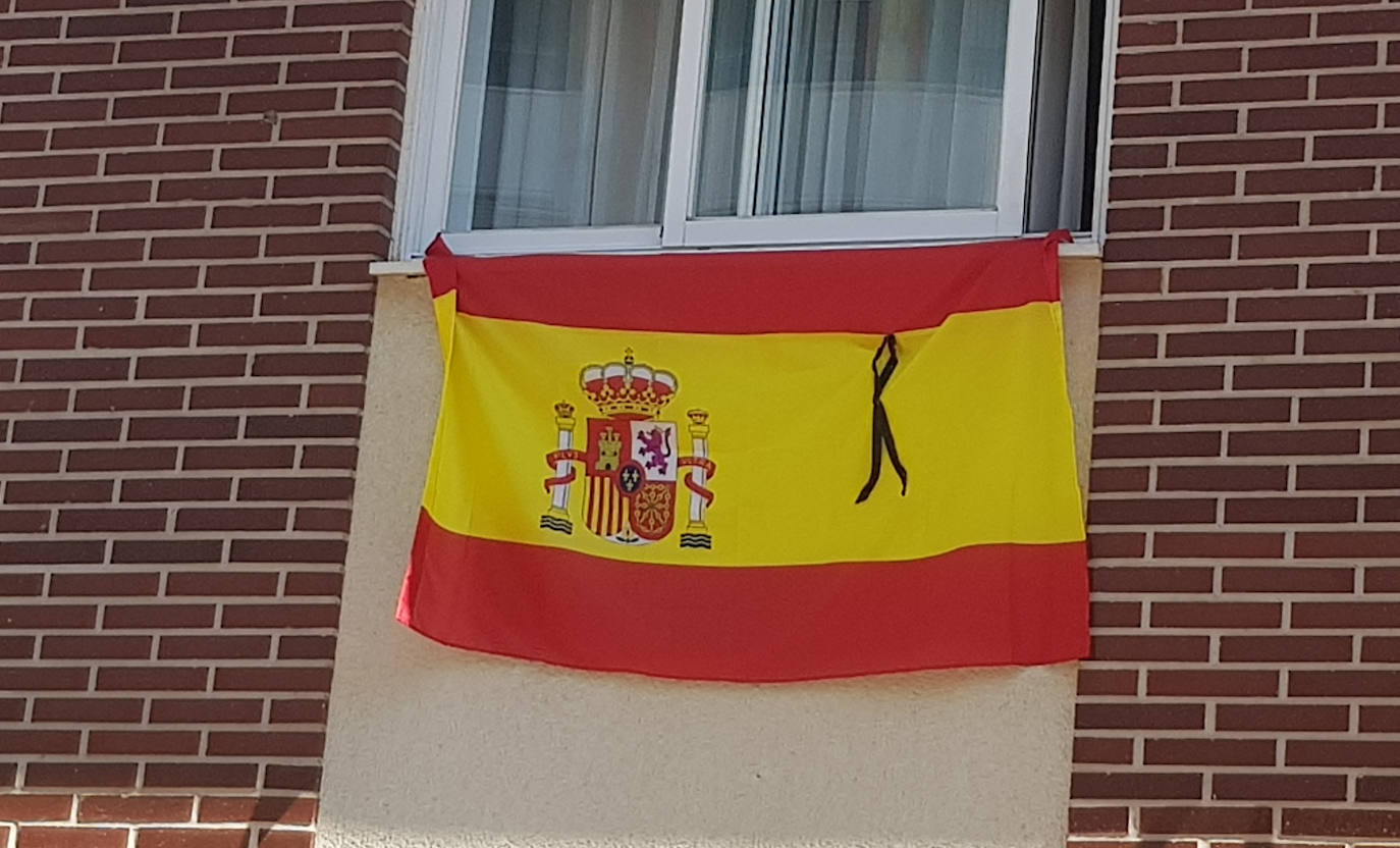 Los vallisoletanos han homenajeado hoy a las víctimas del coronavirus colocando en balcones y ventanas banderas de España y de Castilla y León con crespones negros. 