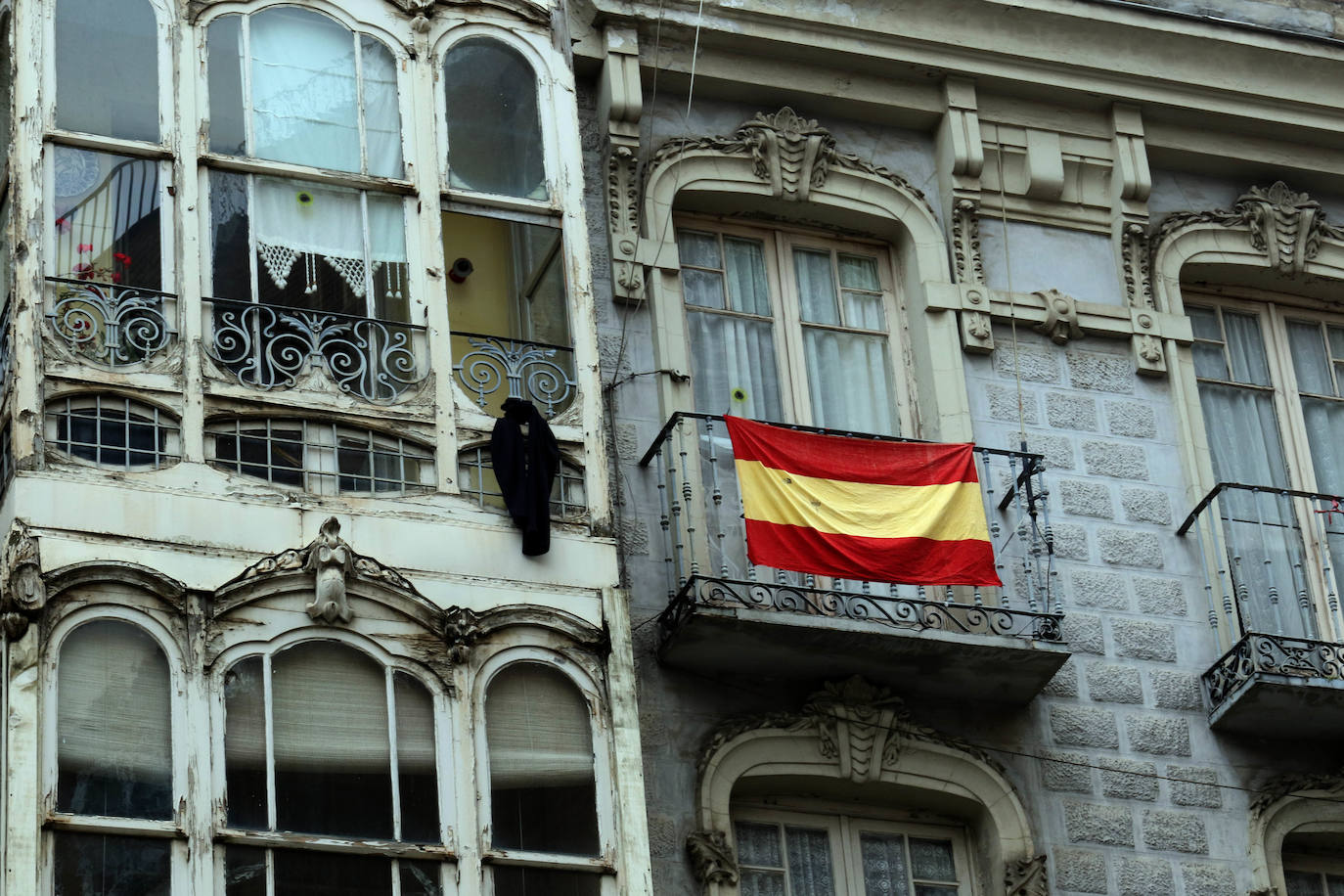 Los vallisoletanos han homenajeado hoy a las víctimas del coronavirus colocando en balcones y ventanas banderas de España y de Castilla y León con crespones negros. 