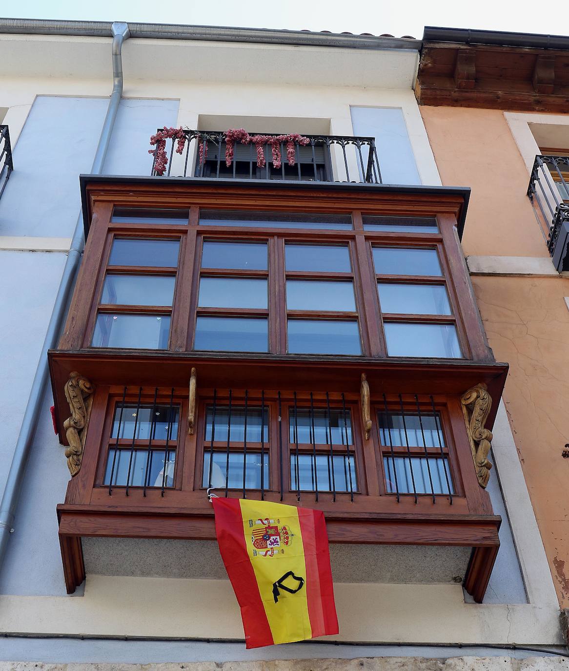 Los vallisoletanos han homenajeado hoy a las víctimas del coronavirus colocando en balcones y ventanas banderas de España y de Castilla y León con crespones negros. 