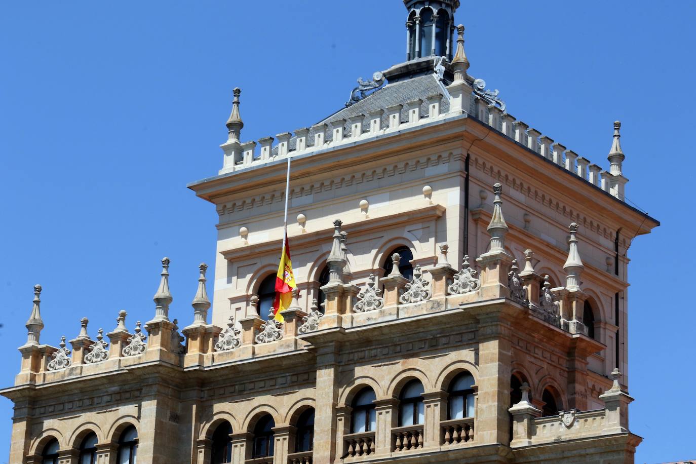 Los vallisoletanos han homenajeado hoy a las víctimas del coronavirus colocando en balcones y ventanas banderas de España y de Castilla y León con crespones negros. 