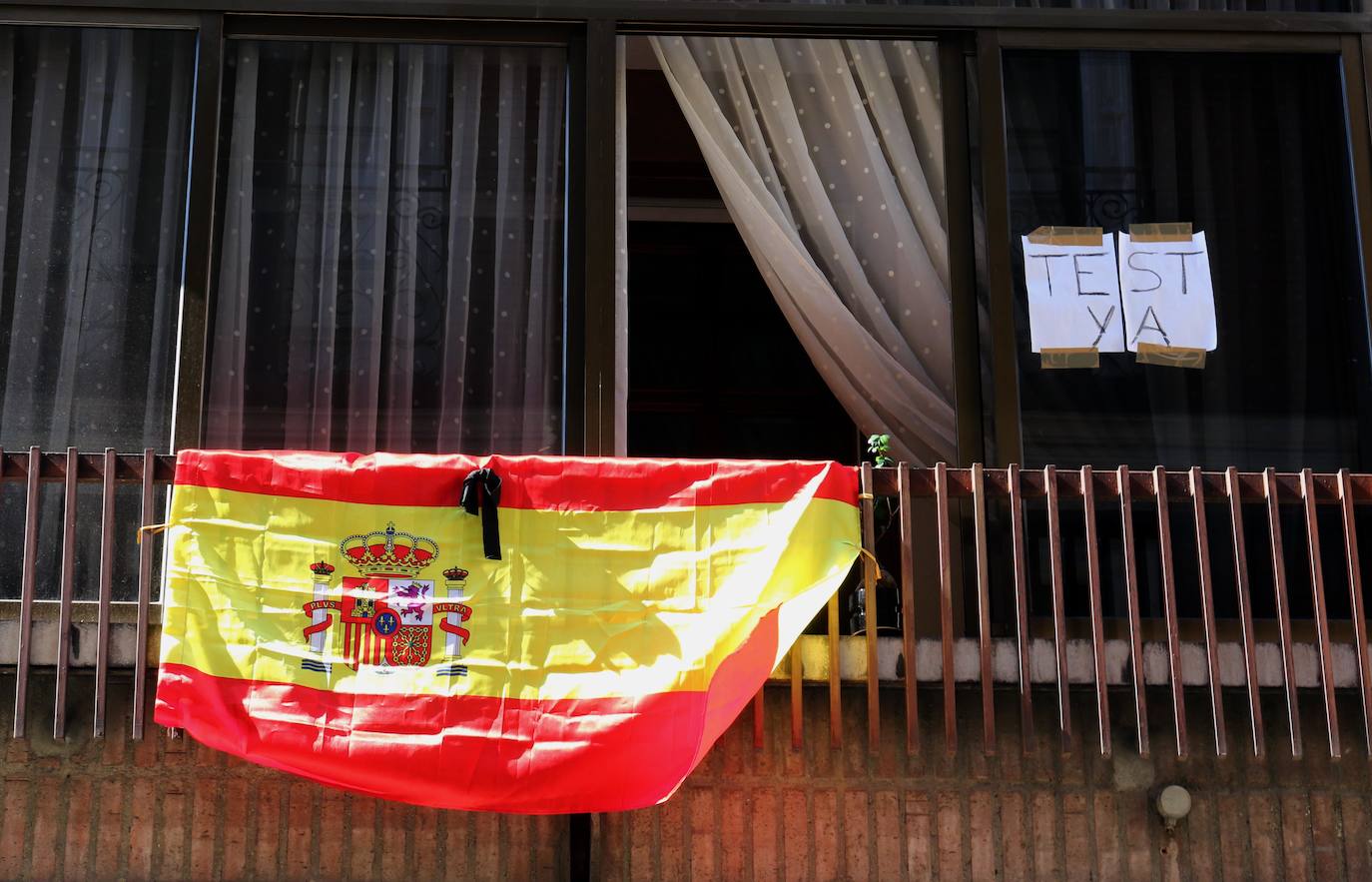 Los vallisoletanos han homenajeado hoy a las víctimas del coronavirus colocando en balcones y ventanas banderas de España y de Castilla y León con crespones negros. 