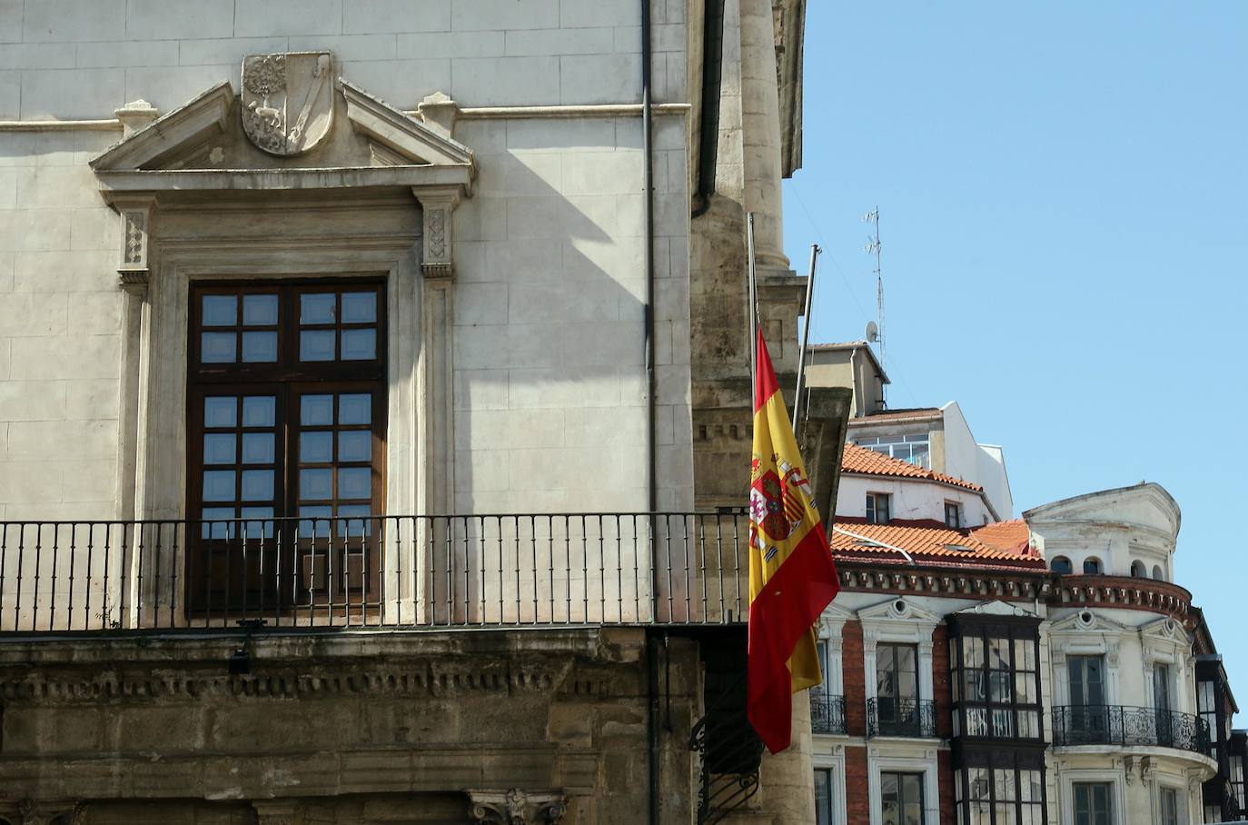 Los vallisoletanos han homenajeado hoy a las víctimas del coronavirus colocando en balcones y ventanas banderas de España y de Castilla y León con crespones negros. 