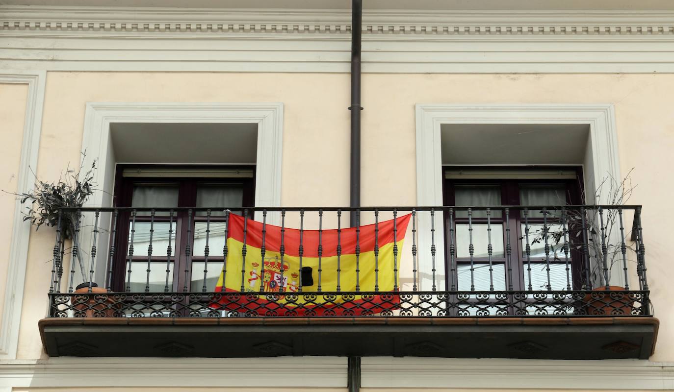 Los vallisoletanos han homenajeado hoy a las víctimas del coronavirus colocando en balcones y ventanas banderas de España y de Castilla y León con crespones negros. 