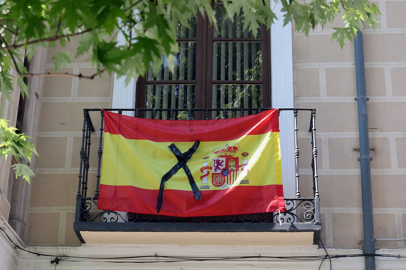 Los vallisoletanos han homenajeado hoy a las víctimas del coronavirus colocando en balcones y ventanas banderas de España y de Castilla y León con crespones negros. 