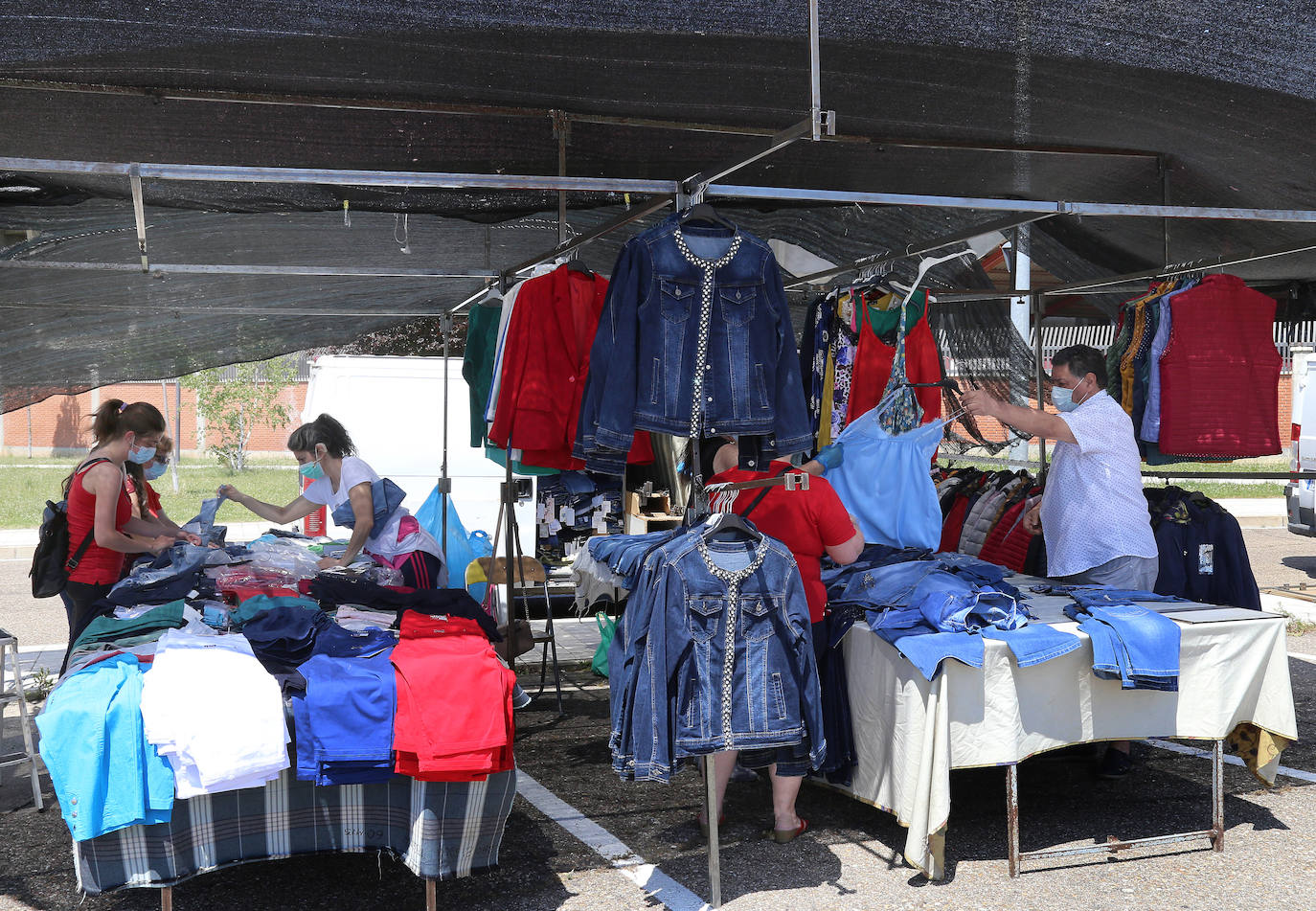 Las medidas sanitarias condicionan el arranque de los comerciantes ambulantes en la capital.