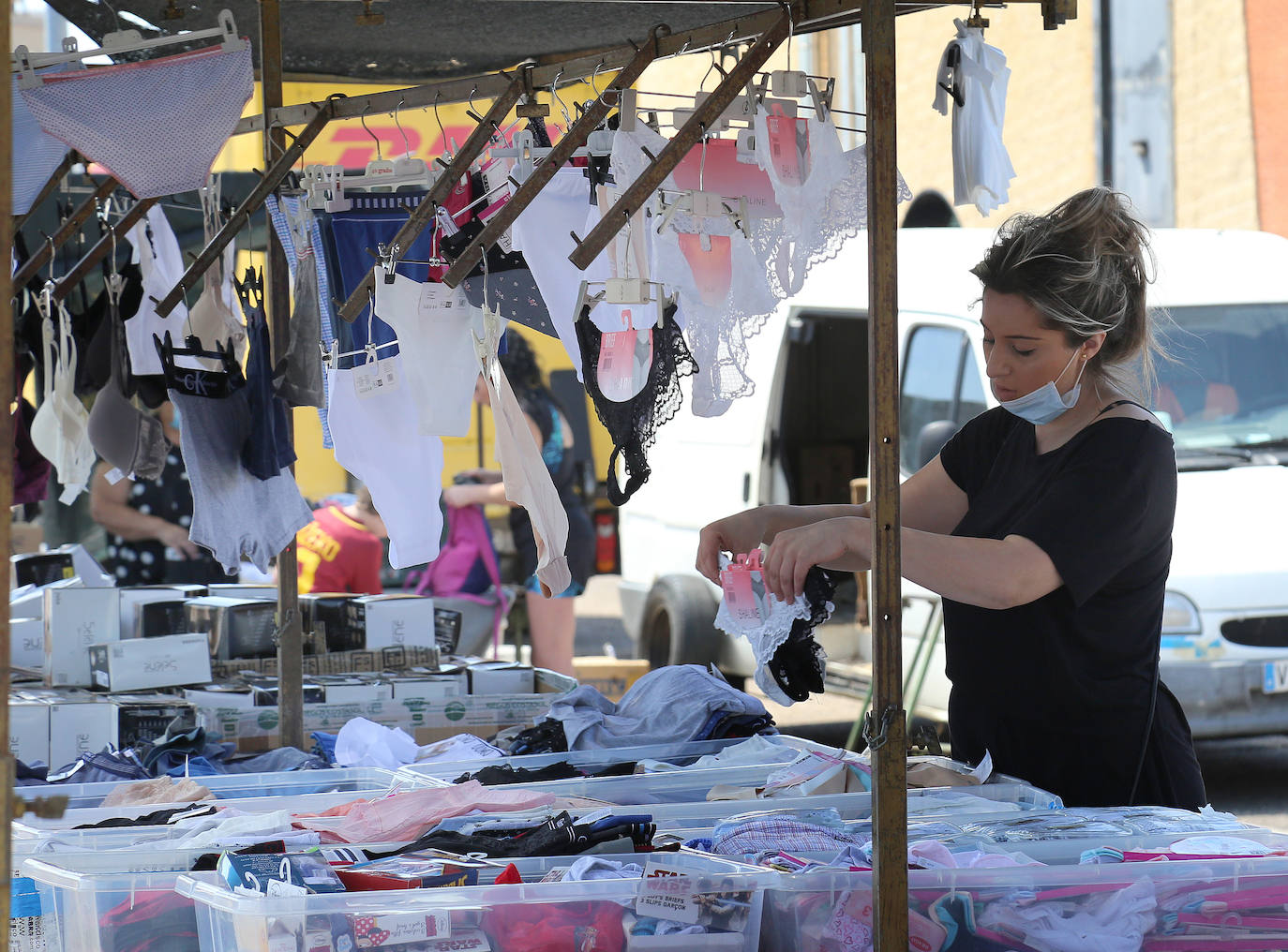 Las medidas sanitarias condicionan el arranque de los comerciantes ambulantes en la capital.