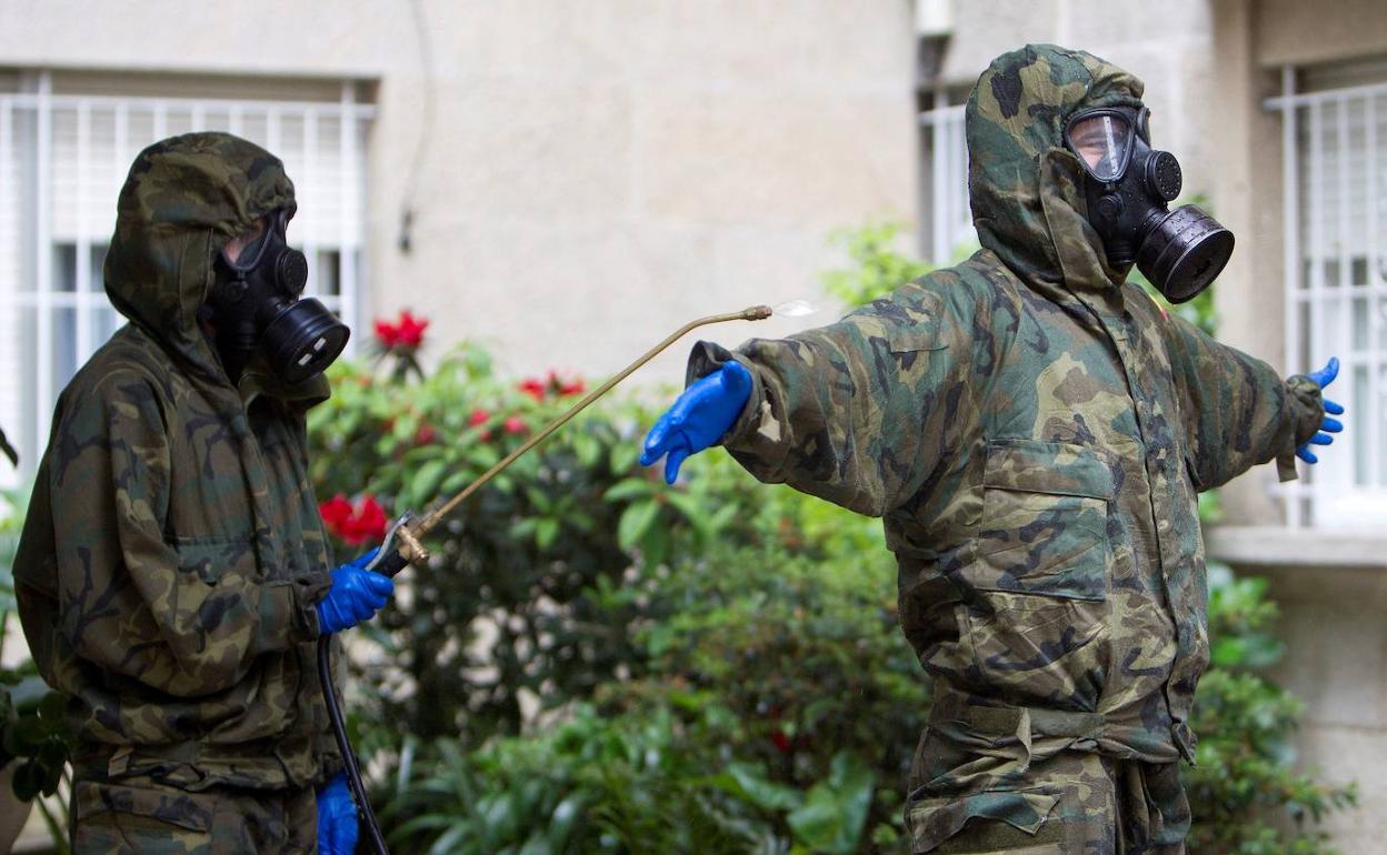 Militares se desinfectan tras trabajar en una residencia de ancianos.