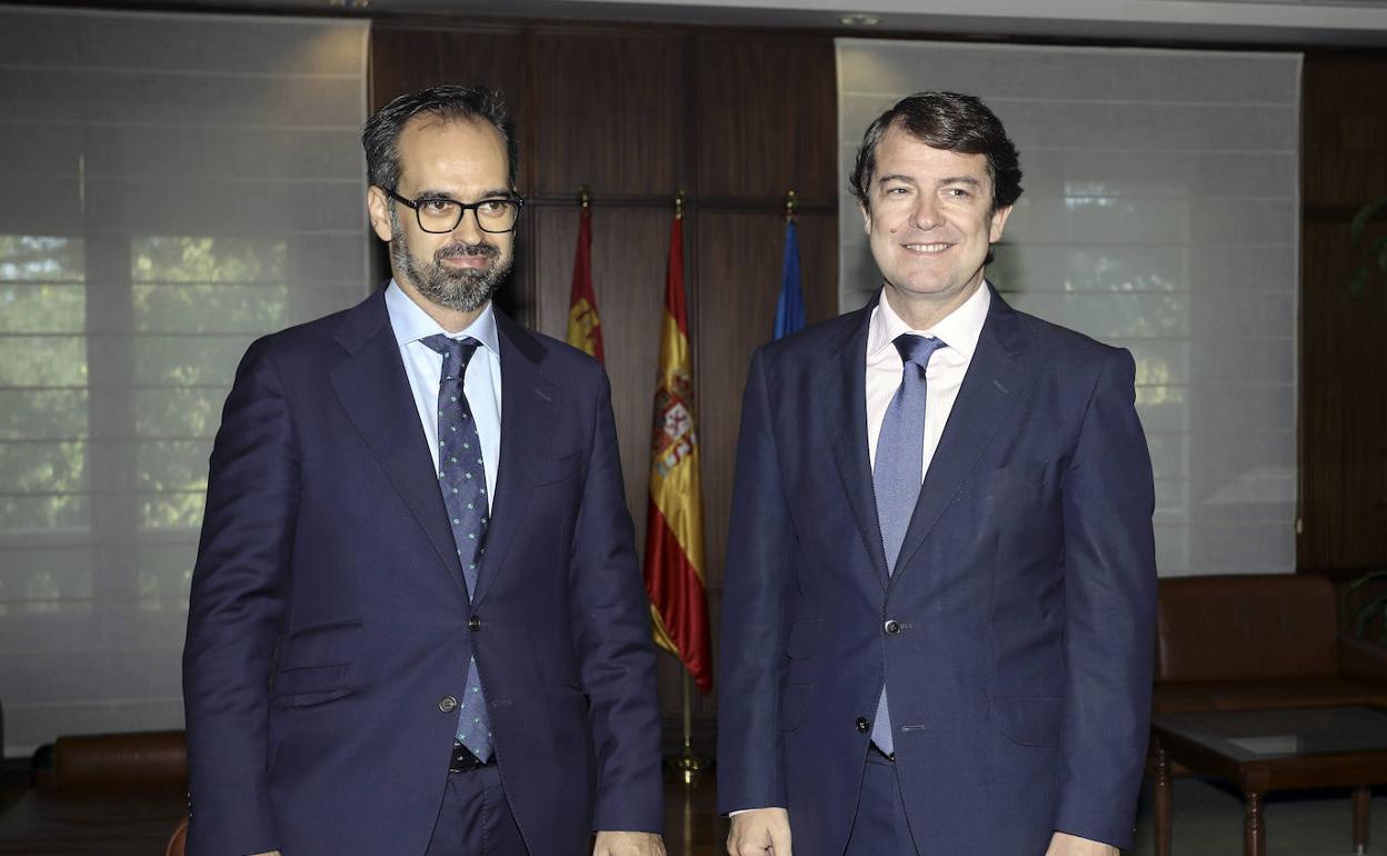 Jesús García-Conde, procurador de Vox en las Cortes de Castilla y León, con el presidente de la Junta, Alfonso Fernández Mañueco, el pasado mes de octubre.