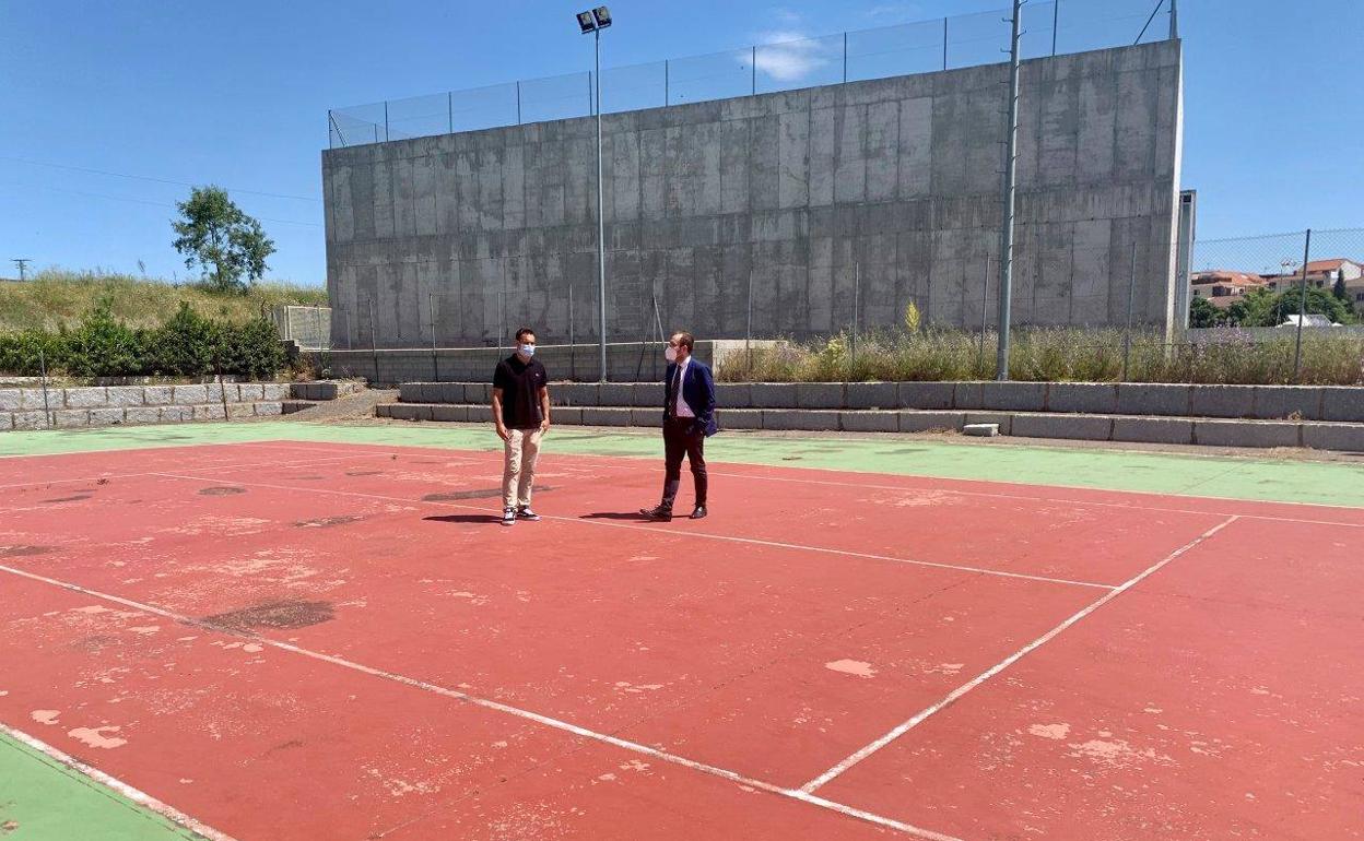 Víctor Gómez y Marcos Iglesias en la zona donde irán las pistas. 