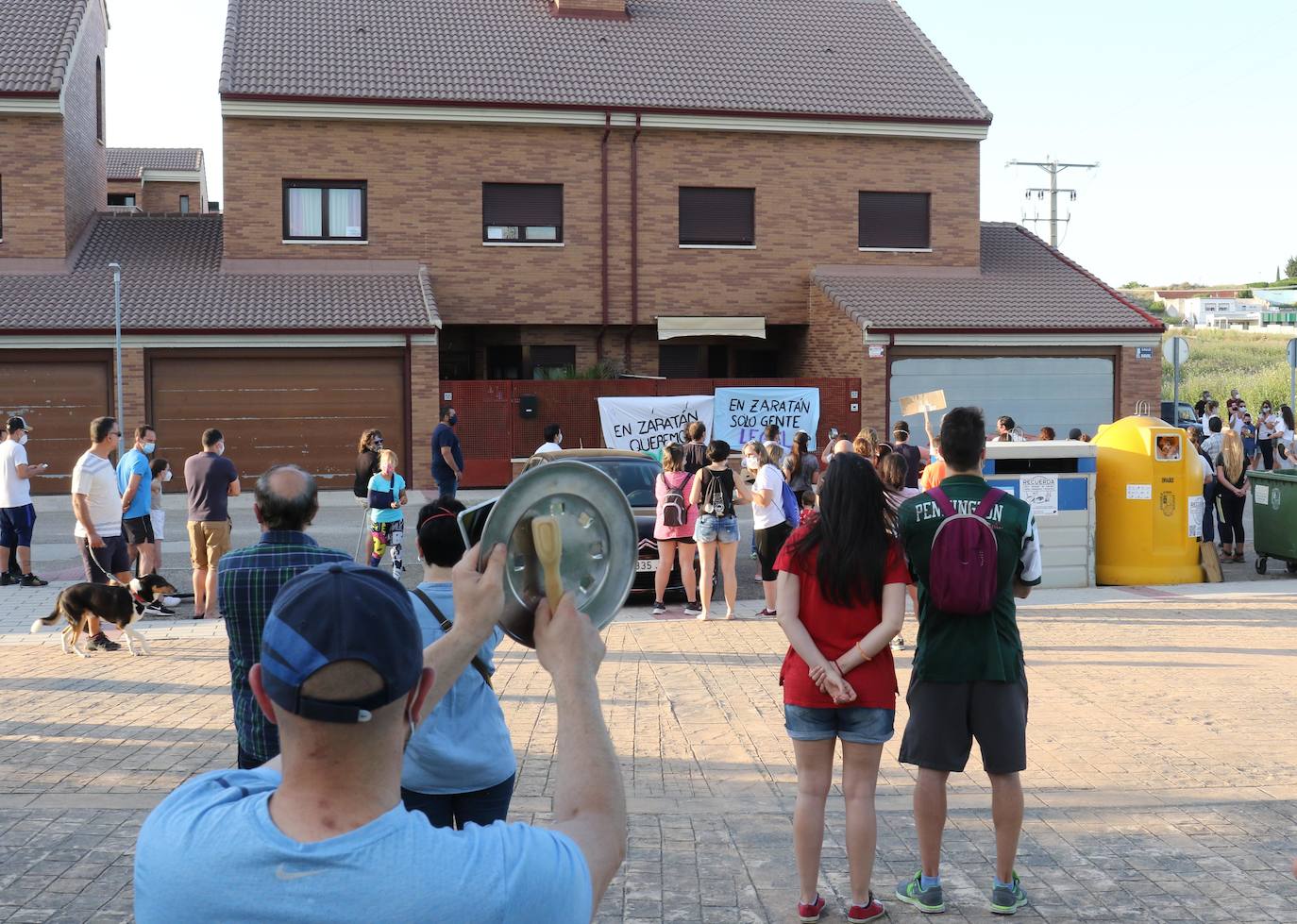 Los residentes de la calle El Naval se movilizaron después de que los inquilinos, dos parejas con niños, realizaran «una barcacoa en el salón»