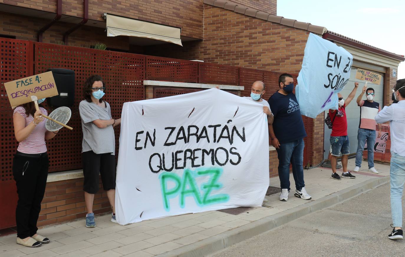 Los residentes de la calle El Naval se movilizaron después de que los inquilinos, dos parejas con niños, realizaran «una barcacoa en el salón»