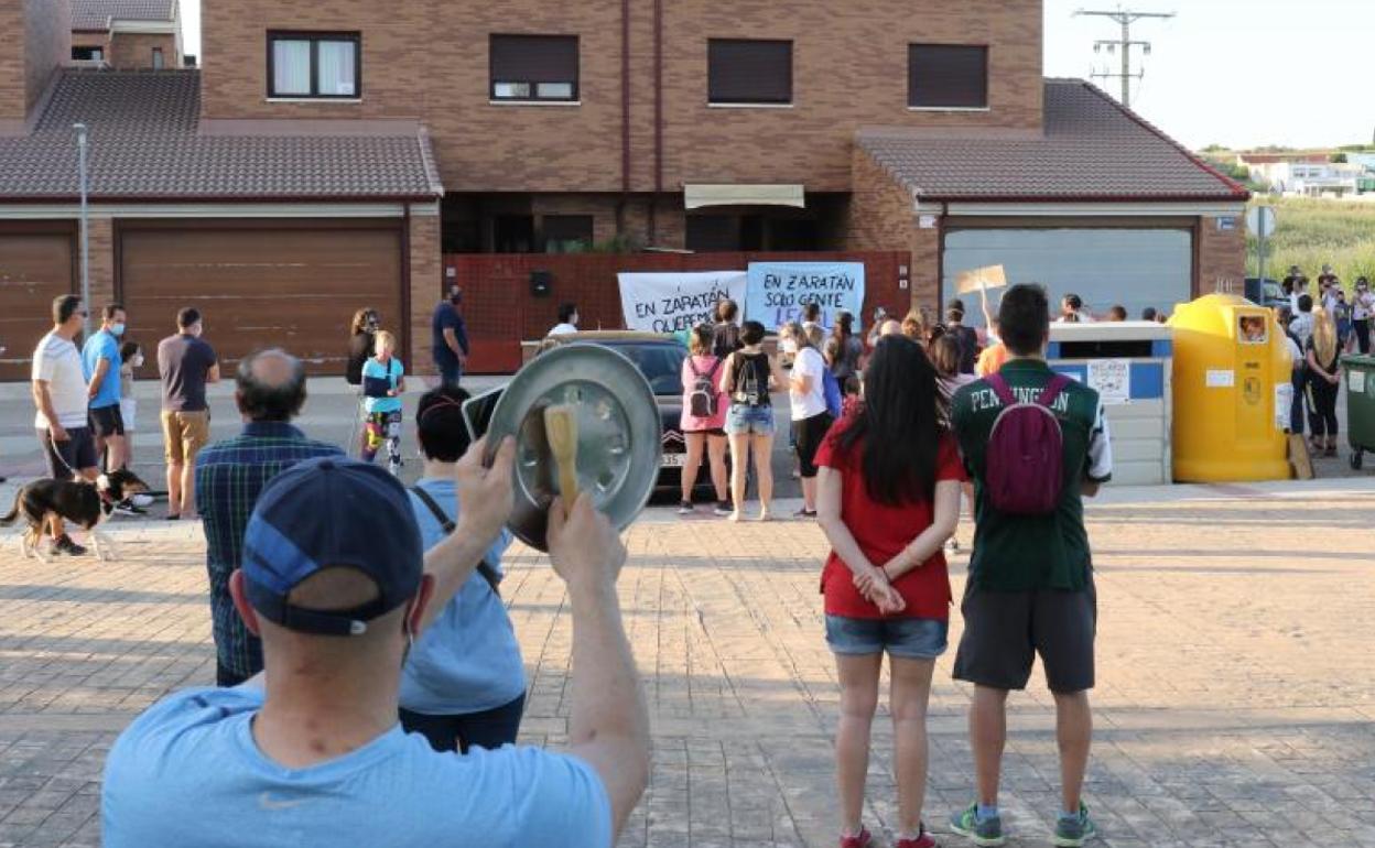 Concentración vecinal celebrada el miércoles por la tarde a las puertas del chalé desocupado de la calle El Naval de Zaratán.